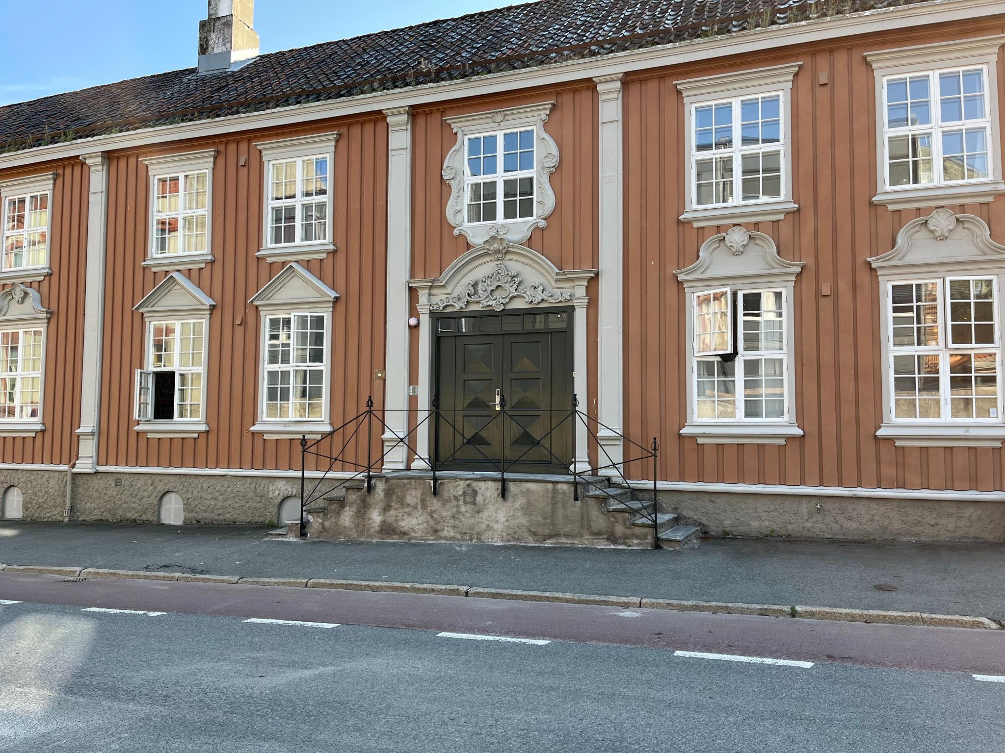 Fasade mot Erling Skakkes gate. Leilighet i 2. etasje til høyre over inngangsdør.